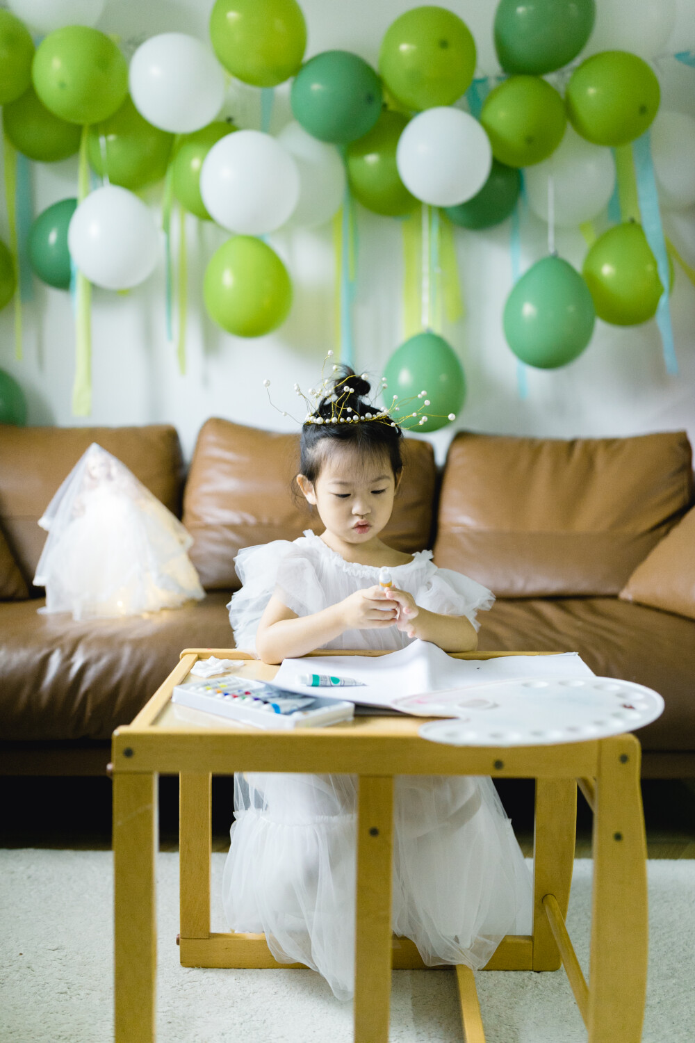 3岁生日开心吗
摄影：洪小漩
出镜：家人
因为前段时间一直忙着出差，近期又日日下雨。因此，原本计划好的户外生日照拍摄行程泡了汤。
纵然如此，生日当天的仪式感依然要给足。
道具早好几天就已经送到，前一夜，气球打到手疼。
然后，布置场景，做蛋糕胚，组装礼物……折腾到半夜。
第二天，当把小公主的礼盒送到她面前时，菲比忍不住发出“哇”的惊呼。
太有趣。
马上要去工作了，话来不及说太多。
但是生日纪念是有时效性的。
其他遗憾，等忙完这场大赛再弥补吧。