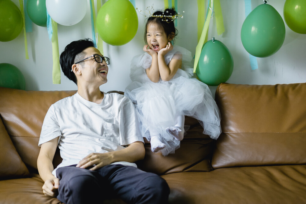 3岁生日开心吗
摄影：洪小漩
出镜：家人
因为前段时间一直忙着出差，近期又日日下雨。因此，原本计划好的户外生日照拍摄行程泡了汤。
纵然如此，生日当天的仪式感依然要给足。
道具早好几天就已经送到，前一夜，气球打到手疼。
然后，布置场景，做蛋糕胚，组装礼物……折腾到半夜。
第二天，当把小公主的礼盒送到她面前时，菲比忍不住发出“哇”的惊呼。
太有趣。
马上要去工作了，话来不及说太多。
但是生日纪念是有时效性的。
其他遗憾，等忙完这场大赛再弥补吧。