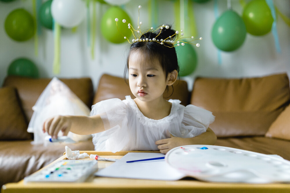 3岁生日开心吗
摄影：洪小漩
出镜：家人
因为前段时间一直忙着出差，近期又日日下雨。因此，原本计划好的户外生日照拍摄行程泡了汤。
纵然如此，生日当天的仪式感依然要给足。
道具早好几天就已经送到，前一夜，气球打到手疼。
然后，布置场景，做蛋糕胚，组装礼物……折腾到半夜。
第二天，当把小公主的礼盒送到她面前时，菲比忍不住发出“哇”的惊呼。
太有趣。
马上要去工作了，话来不及说太多。
但是生日纪念是有时效性的。
其他遗憾，等忙完这场大赛再弥补吧。