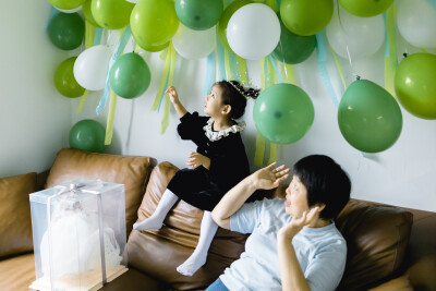 3岁生日开心吗
摄影：洪小漩
出镜：家人
因为前段时间一直忙着出差，近期又日日下雨。因此，原本计划好的户外生日照拍摄行程泡了汤。
纵然如此，生日当天的仪式感依然要给足。
道具早好几天就已经送到，前一夜…