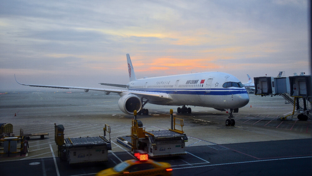 浦东机场夜场的马汉航空A340-313X，芬兰航空和中国国际航空的A350-941，吉祥航空787-9