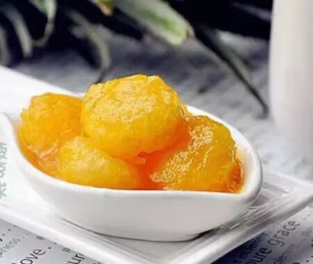 每日一素：
酸甜凤梨球
食材：中等的凤梨、面粉、白砂糖、玉米淀粉、无铝泡打粉、清水、食用油、橙汁、白砂糖
做法：
1、凤梨洗净去皮，将凤梨切成小方丁，然后放入淡盐水中浸泡5分钟;
2、将面粉、玉米淀粉、无铝泡打
粉、白砂糖一起放入稍大些的碗中，分次的加入清水，边加边搅拌，
加至调拌的面糊很浓稠，拿起筷子不
滴落为好;
3、放入凤梨块，轻轻调拌，让凤梨
块均匀的裹上一层面糊;
4、油温七成热时将火关到最小，逐
个的放入裹着面糊的凤梨，然后就不
要再翻动它了，小火芯慢炸;
5、观察面糊的边缘稍发黄并有型
时，即可将凤梨翻面，再炸至稍黄即
可捞出控油;
6、另起一锅，倒入橙汁、白砂糖，小火熬至锅中冒着密集的大泡泡
时，即说明料汁很粘稠了;
前入炸枢的同利球
7、小火熬至锅中冒着密集的大泡泡
时，即说明料汁很粘稠了，放入炸好的凤梨球
8、摇晃着颠动锅子，让凤梨球沾满
橙汁即可关火出锅
​