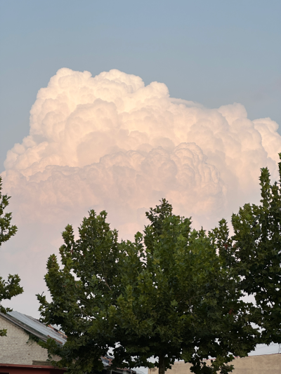 黄昏对面的大云朵～