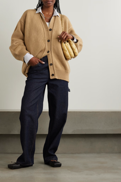 &Daughter 这款 “Caragh” 开襟衫是四季皆可依赖的衣橱宝藏，松垮的衣型适合叠搭夏季连衣裙或外套。此衣诞生于苏格兰霍伊克，以吉朗羊仔毛由工匠采用全成型手法手工完成。好好珍惜、悉心打理，它将回馈以恒久的暖心…