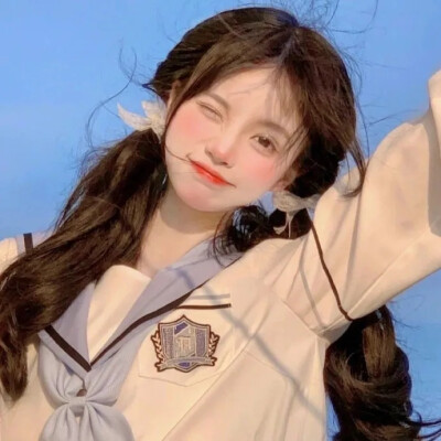 [氛围感女头]
“落日吻在秋山，爱在清晖里放船”