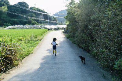 上托班了咱得回家跟阿太汇报一下不是
摄影：洪小漩
出镜：家人
托班了，以后回家住个一礼拜半个月的机会就不多了。
上完首个半日的体验课，我们忙不迭地收拾东西，往上虞赶。
我希望菲比能自己向阿太们汇报她入…