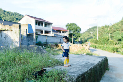 上托班了咱得回家跟阿太汇报一下不是
摄影：洪小漩
出镜：家人
托班了，以后回家住个一礼拜半个月的机会就不多了。
上完首个半日的体验课，我们忙不迭地收拾东西，往上虞赶。
我希望菲比能自己向阿太们汇报她入…