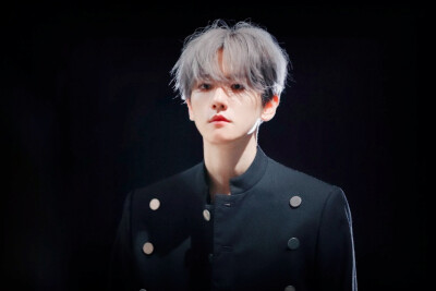  “ 無光之時不要哭泣 神不會同情任何一個人 ”
我的光神BAEKHYUN
会学校了 再见家人们 我七号回来呢 会想你们的呜呜
