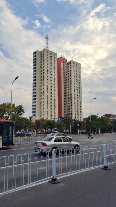 
公路交通最基本常识
红绿黄灯三个灯规则如下：
1、红灯信号：红灯信号是绝对禁止通行信号。红灯亮时，禁止车辆通行。右转弯车辆在不妨碍被放行的车辆和行人通行的情况下，可以通行。
2、绿灯信号：绿灯信号是准许通…