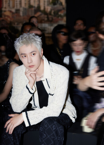 YIBO-OFFICIAL：
#王一博巴黎时装周#
@UNIQ-王一博 身着CHANEL 2024春夏预告系列米白色针织外套，出席CHANEL 2024春夏高级成衣系列发布会。花朵盛放旋律悠扬，优雅随性与潮流时尚经典碰撞。❀ ​​​