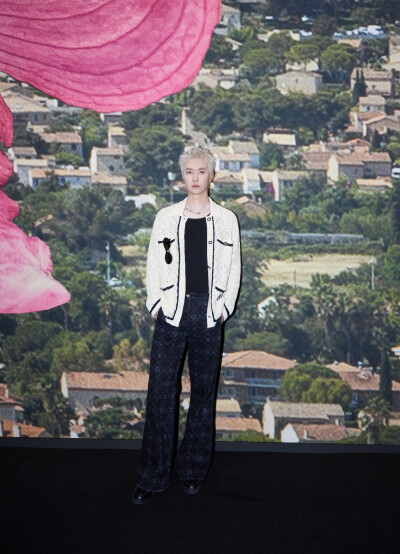 YIBO-OFFICIAL：
#王一博巴黎时装周#
@UNIQ-王一博 身着CHANEL 2024春夏预告系列米白色针织外套，出席CHANEL 2024春夏高级成衣系列发布会。花朵盛放旋律悠扬，优雅随性与潮流时尚经典碰撞。❀ ​​​