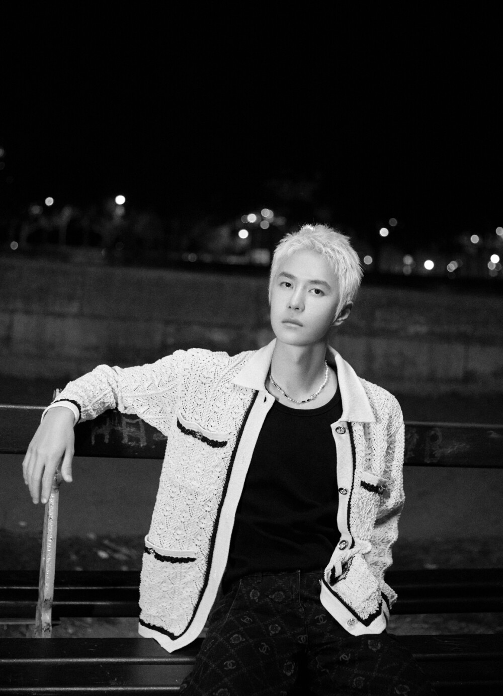 YIBO-OFFICIAL：
#王一博巴黎时装周#
塞纳河畔浪漫颂歌，聆听巴黎低喃絮语，静赏潮流时尚与法式优雅交融，秀场见！✨@UNIQ-王一博 ​​​