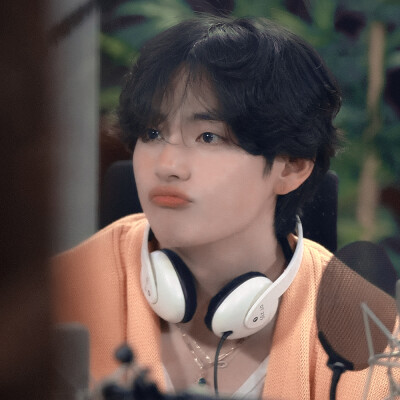 “在那个蝉鸣不止的夏天，我安静回头，同那个充满故事的人说了再见。”