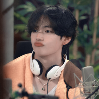 “在那个蝉鸣不止的夏天，我安静回头，同那个充满故事的人说了再见。”