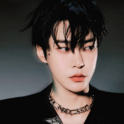 假如你是李华，你的英国笔友 Peter最近对韩国男团NCT 127很感兴趣，请你根据以下要点，写一封回信向他介绍。1.向他介绍你心目中最好的男团 NCT 127;2.告诉他NCT 127将于10月6日回归；3.推荐他购买新专，即可带九个帅…