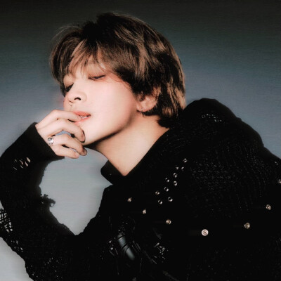 假如你是李华，你的英国笔友 Peter最近对韩国男团NCT 127很感兴趣，请你根据以下要点，写一封回信向他介绍。1.向他介绍你心目中最好的男团 NCT 127;2.告诉他NCT 127将于10月6日回归；3.推荐他购买新专，即可带九个帅…