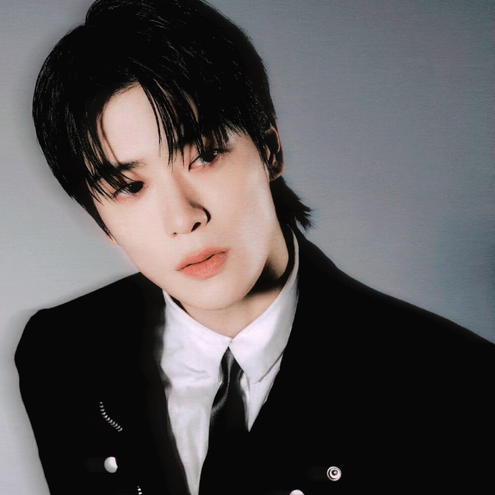 假如你是李华，你的英国笔友 Peter最近对韩国男团NCT 127很感兴趣，请你根据以下要点，写一封回信向他介绍。1.向他介绍你心目中最好的男团 NCT 127;2.告诉他NCT 127将于10月6日回归；3.推荐他购买新专，即可带九个帅哥回家要求：词数127左右，可适当添加细节使行文连贯