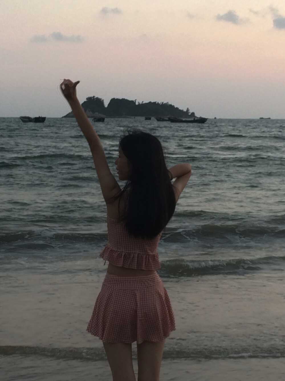 去海边玩拍的照片哦，很好看的海和日落，想分享给大家