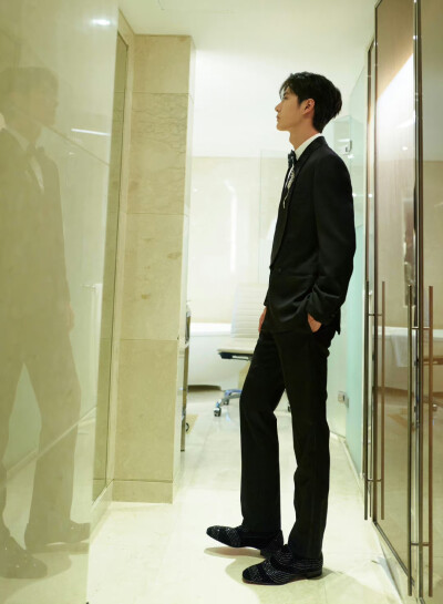 第二十届电影频道传媒关注单元
王一博凭长空之 无名拿下“最受传媒关注男主角奖”最年轻获奖艺人，也是95后第一个获此殊荣的男演员@UNIQ-王一博 ​