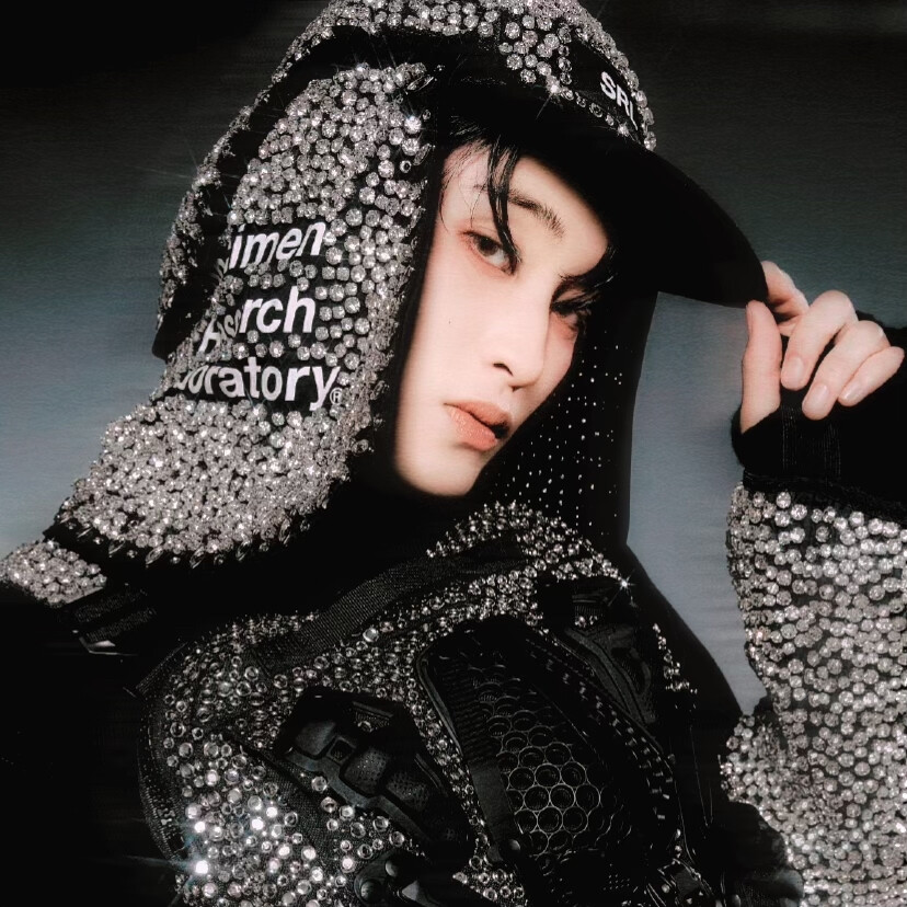 假如你是李华，你的英国笔友 Peter最近对韩国男团NCT 127很感兴趣，请你根据以下要点，写一封回信向他介绍。1.向他介绍你心目中最好的男团 NCT 127;2.告诉他NCT 127将于10月6日回归；3.推荐他购买新专，即可带九个帅哥回家要求：词数127左右，可适当添加细节使行文连贯