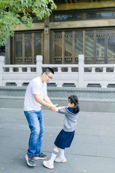 多年如一日
摄影：洪小漩
出镜：婷婷一家
说好的，一年一记录。
去年却因为时间总搭不上，遗憾失了约。
今年，十一期间在杭州工作，便腾出空来，约了同样没有回老家的婷婷一家小聚。
我蹲在楼下一边打电话，一…