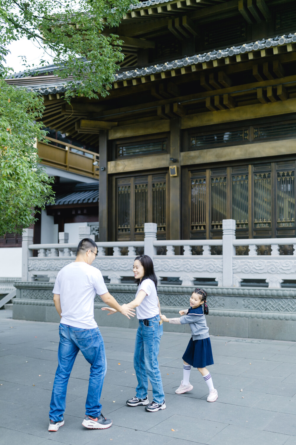 多年如一日
摄影：洪小漩
出镜：婷婷一家
说好的，一年一记录。
去年却因为时间总搭不上，遗憾失了约。
今年，十一期间在杭州工作，便腾出空来，约了同样没有回老家的婷婷一家小聚。
我蹲在楼下一边打电话，一边等婷婷们到来。他们带着大包小包朝我走来时，作为主人家的我毫不害臊地说：来就来嘛，咋还带那么多东西。
其实，我知道，因为我上完夜班来不及买菜，她们除了伴手礼，带来的更多的便是午饭的食材。
这哪里是请人家来家中做客，分明就是请人家上门做饭给我吃，还是自带食材的那种。
回到家中，婷婷和我在厨房张罗开，熙熙则和爸爸在沙发上看书聊天。
许久没见熙熙，大了不止一圈。说话也越发有大人模样。