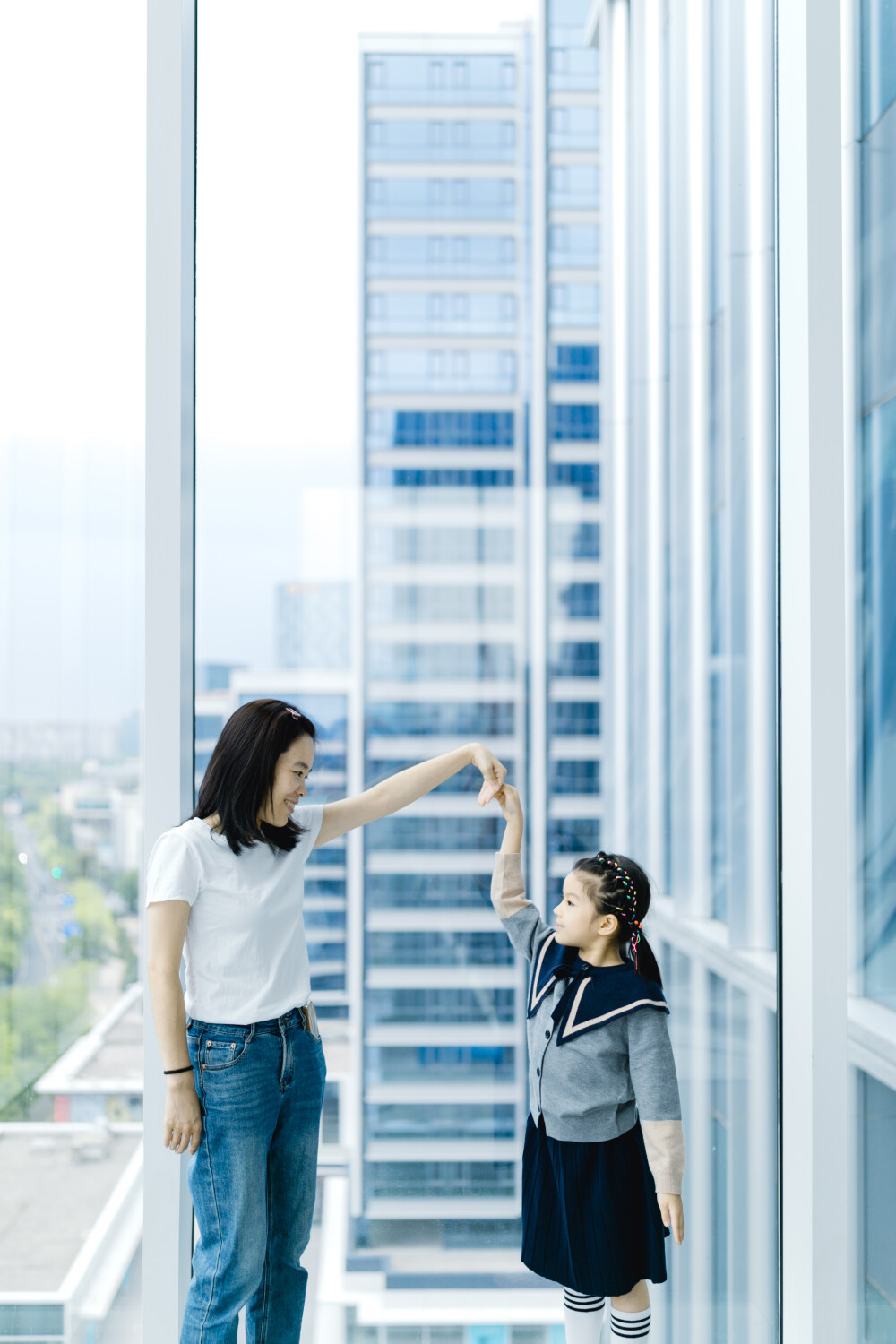 多年如一日
摄影：洪小漩
出镜：婷婷一家
说好的，一年一记录。
去年却因为时间总搭不上，遗憾失了约。
今年，十一期间在杭州工作，便腾出空来，约了同样没有回老家的婷婷一家小聚。
我蹲在楼下一边打电话，一边等婷婷们到来。他们带着大包小包朝我走来时，作为主人家的我毫不害臊地说：来就来嘛，咋还带那么多东西。
其实，我知道，因为我上完夜班来不及买菜，她们除了伴手礼，带来的更多的便是午饭的食材。
这哪里是请人家来家中做客，分明就是请人家上门做饭给我吃，还是自带食材的那种。
回到家中，婷婷和我在厨房张罗开，熙熙则和爸爸在沙发上看书聊天。
许久没见熙熙，大了不止一圈。说话也越发有大人模样。