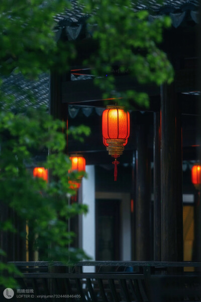 烟波浩渺
撑把油纸花伞
迈着轻快步伐
穿梭在古老水街
看两岸白墙黑瓦
听轻音袅袅…