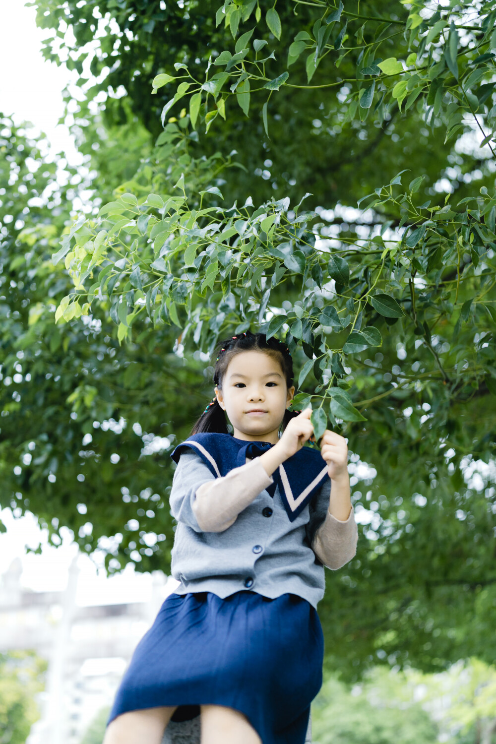 多年如一日
摄影：洪小漩
出镜：婷婷一家
说好的，一年一记录。
去年却因为时间总搭不上，遗憾失了约。
今年，十一期间在杭州工作，便腾出空来，约了同样没有回老家的婷婷一家小聚。
我蹲在楼下一边打电话，一边等婷婷们到来。他们带着大包小包朝我走来时，作为主人家的我毫不害臊地说：来就来嘛，咋还带那么多东西。
其实，我知道，因为我上完夜班来不及买菜，她们除了伴手礼，带来的更多的便是午饭的食材。
这哪里是请人家来家中做客，分明就是请人家上门做饭给我吃，还是自带食材的那种。
回到家中，婷婷和我在厨房张罗开，熙熙则和爸爸在沙发上看书聊天。
许久没见熙熙，大了不止一圈。说话也越发有大人模样。