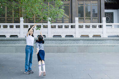 多年如一日
摄影：洪小漩
出镜：婷婷一家
说好的，一年一记录。
去年却因为时间总搭不上，遗憾失了约。
今年，十一期间在杭州工作，便腾出空来，约了同样没有回老家的婷婷一家小聚。
我蹲在楼下一边打电话，一…