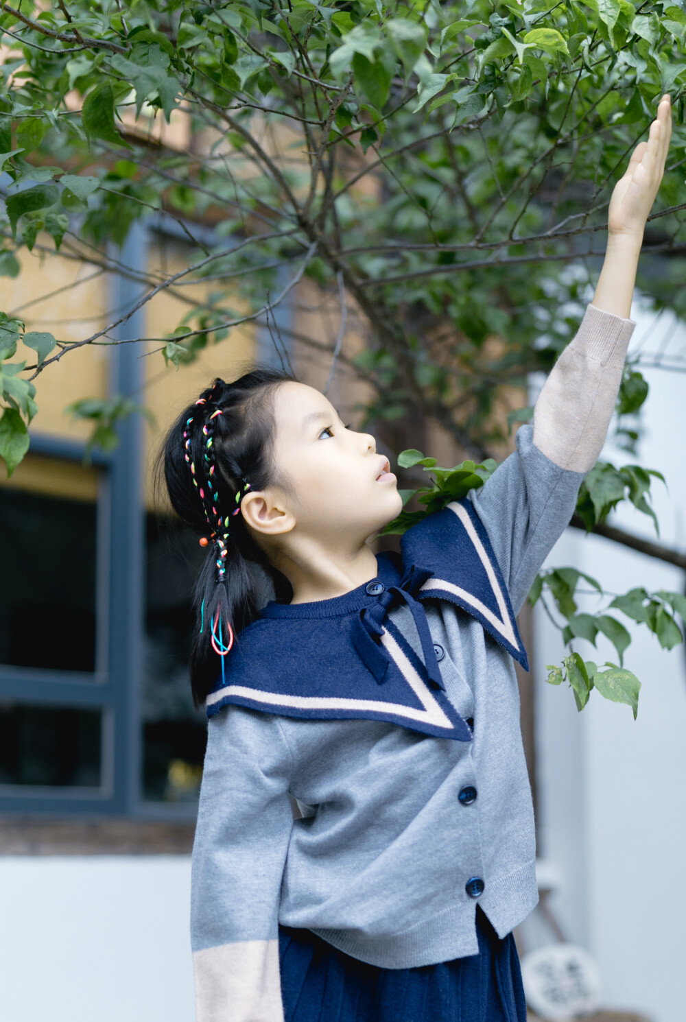 多年如一日
摄影：洪小漩
出镜：婷婷一家
说好的，一年一记录。
去年却因为时间总搭不上，遗憾失了约。
今年，十一期间在杭州工作，便腾出空来，约了同样没有回老家的婷婷一家小聚。
我蹲在楼下一边打电话，一边等婷婷们到来。他们带着大包小包朝我走来时，作为主人家的我毫不害臊地说：来就来嘛，咋还带那么多东西。
其实，我知道，因为我上完夜班来不及买菜，她们除了伴手礼，带来的更多的便是午饭的食材。
这哪里是请人家来家中做客，分明就是请人家上门做饭给我吃，还是自带食材的那种。
回到家中，婷婷和我在厨房张罗开，熙熙则和爸爸在沙发上看书聊天。
许久没见熙熙，大了不止一圈。说话也越发有大人模样。