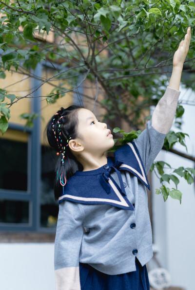 多年如一日
摄影：洪小漩
出镜：婷婷一家
说好的，一年一记录。
去年却因为时间总搭不上，遗憾失了约。
今年，十一期间在杭州工作，便腾出空来，约了同样没有回老家的婷婷一家小聚。
我蹲在楼下一边打电话，一…