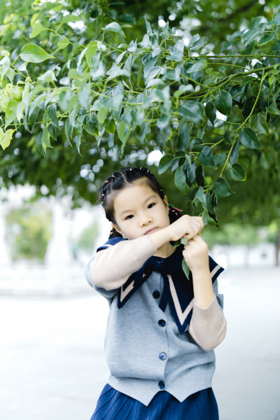 多年如一日
摄影：洪小漩
出镜：婷婷一家
说好的，一年一记录。
去年却因为时间总搭不上，遗憾失了约。
今年，十一期间在杭州工作，便腾出空来，约了同样没有回老家的婷婷一家小聚。
我蹲在楼下一边打电话，一…