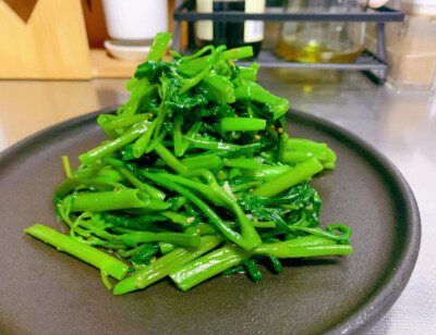 每日一素：
姜蓉空心菜
食材: 空心菜，姜末，辣椒面 1小勺，白芝麻 1小勺，生抽 1勺，盐，花椒油 3～4滴
做法:
1、空心菜清洗干净切段，菜梗和菜叶分开放；
2、起锅烧开水，加一点植物油和盐，先放菜梗焯水1分钟…