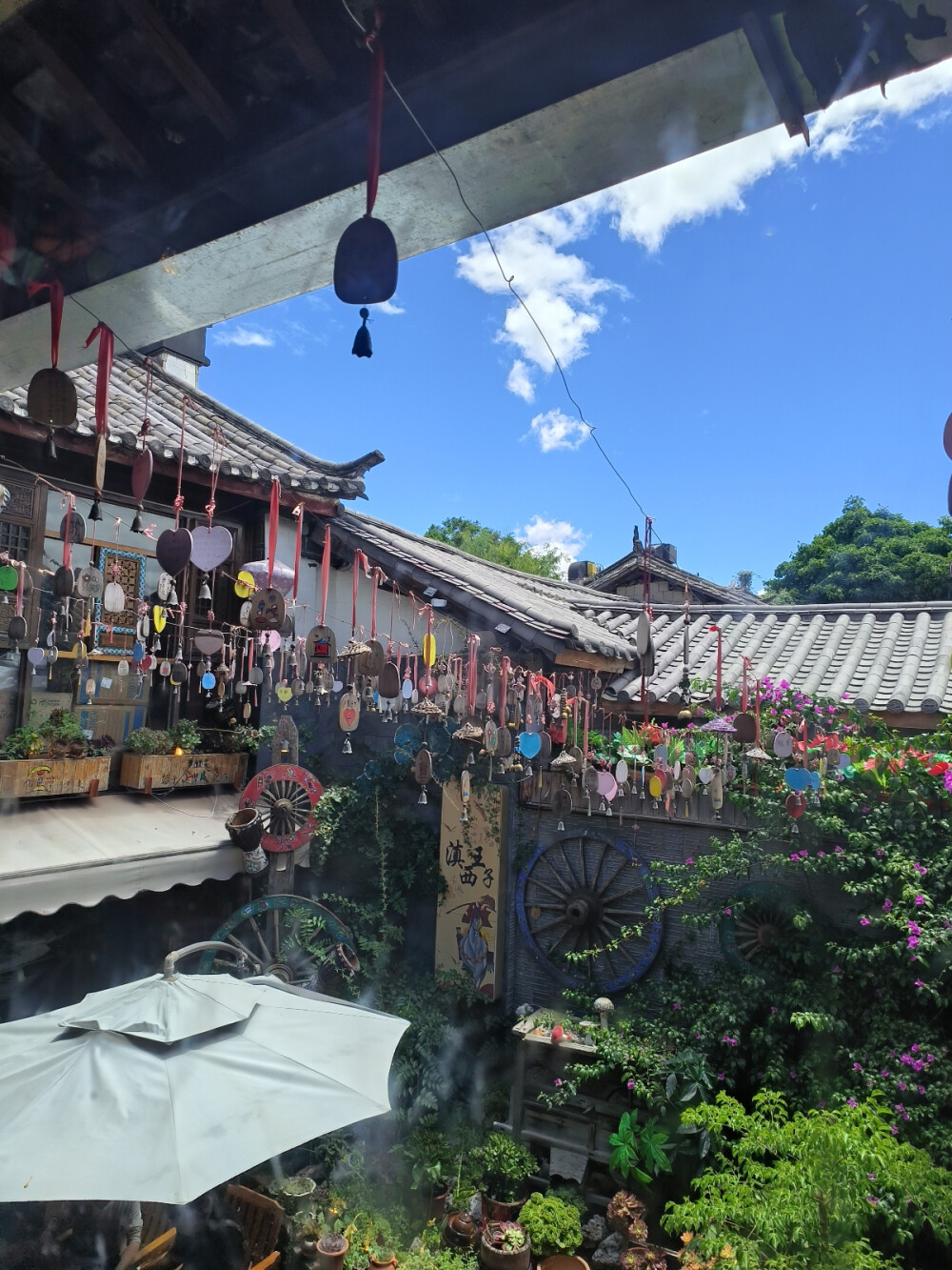 在云南丽江，丽江也挺漂亮的，但是感觉丽江古城没有大理古城适合居住