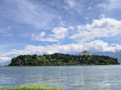 在云南丽江，丽江也挺漂亮的，但是感觉丽江古城没有大理古城适合居住