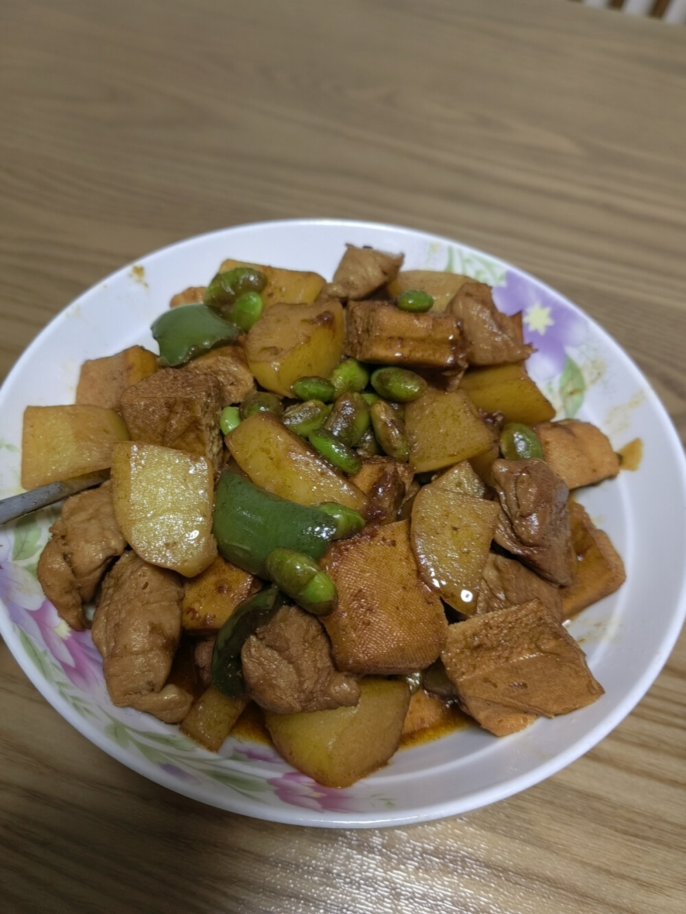 土豆辣椒豆干毛豆猪里脊混合小炒 ，放点辣酱，味道绝了