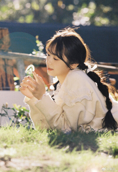 《In Autumn》
摄影：@南芝_
出镜：@跑跑酸奶 ​