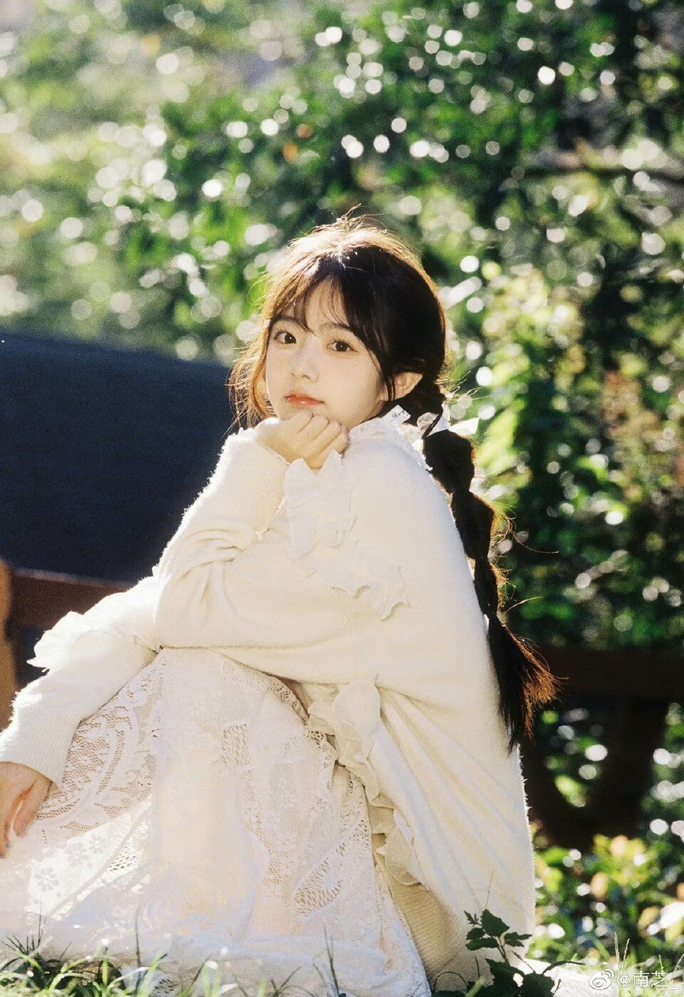 《In Autumn》
摄影：@南芝_
出镜：@跑跑酸奶 ​