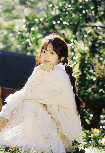 《In Autumn》
摄影：@南芝_
出镜：@跑跑酸奶 ​