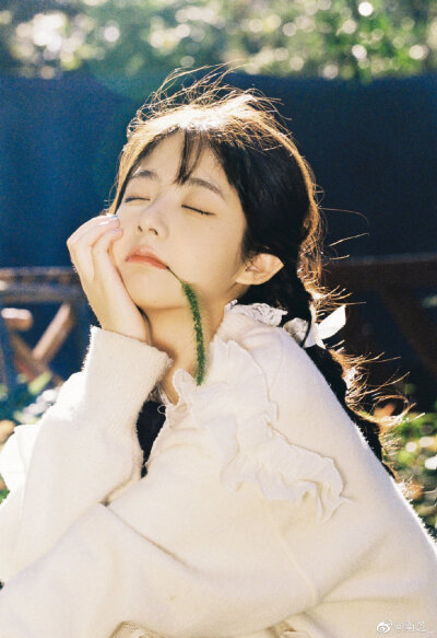 《In Autumn》
摄影：@南芝_
出镜：@跑跑酸奶 ​