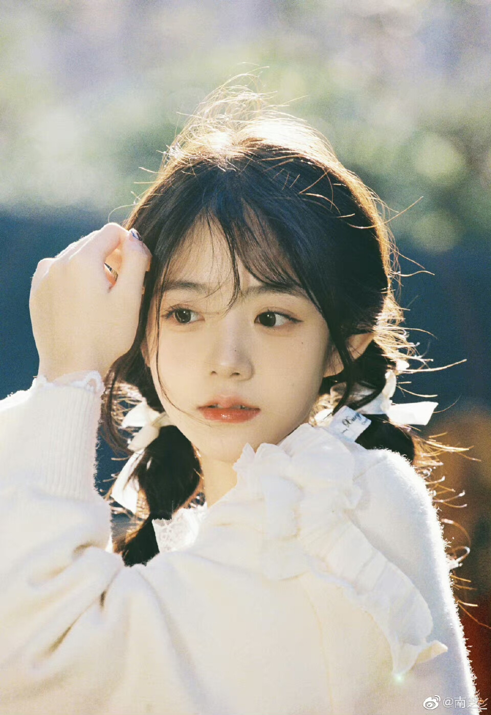 《In Autumn》
摄影：@南芝_
出镜：@跑跑酸奶 ​