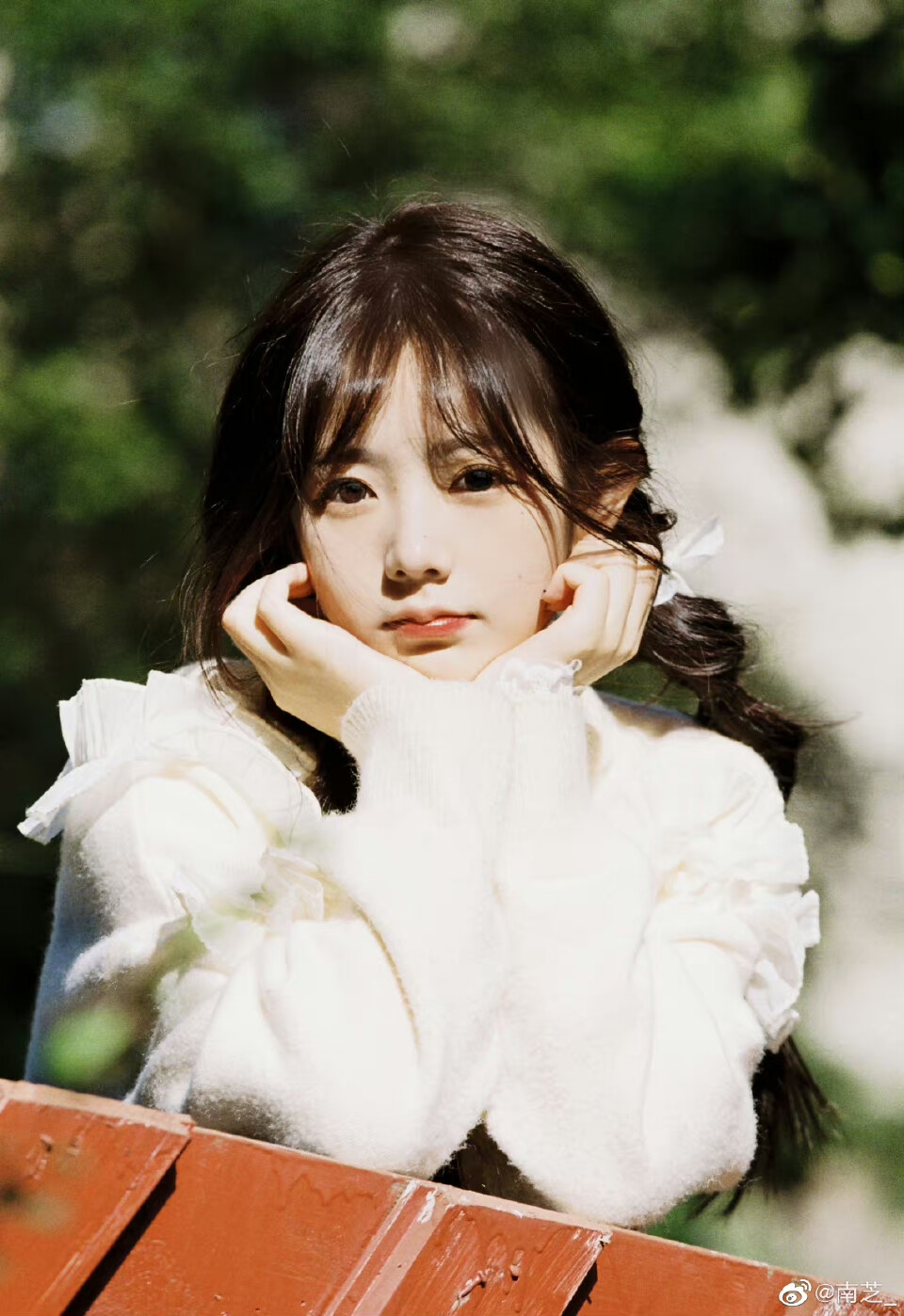 《In Autumn》
摄影：@南芝_
出镜：@跑跑酸奶 ​