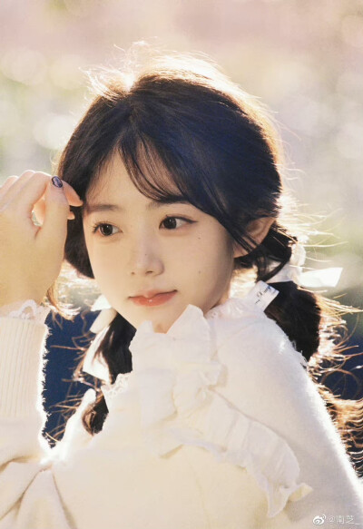 《In Autumn》
摄影：@南芝_
出镜：@跑跑酸奶 ​