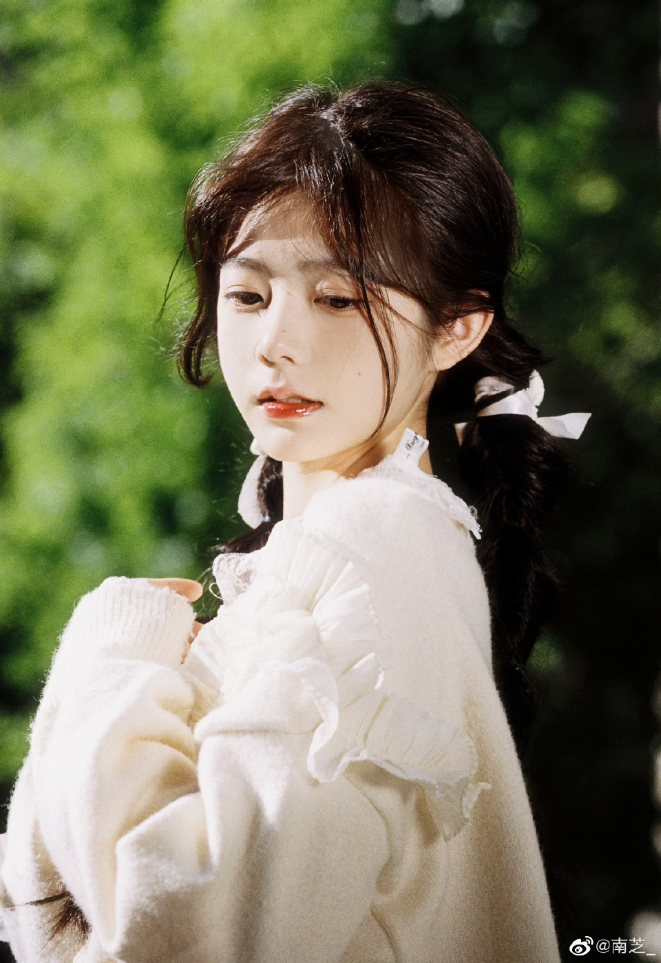 《In Autumn》
摄影：@南芝_
出镜：@跑跑酸奶 ​