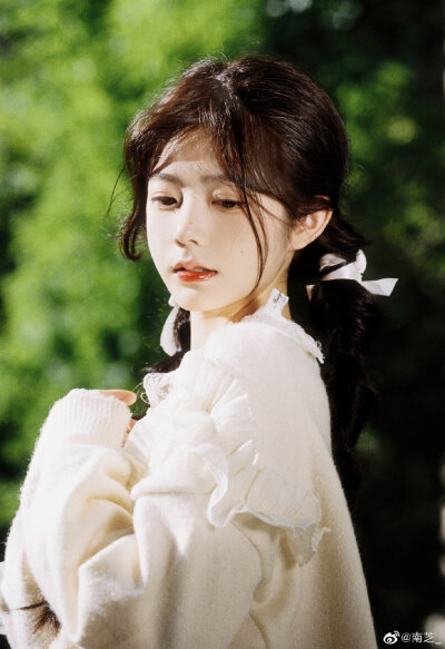 《In Autumn》
摄影：@南芝_
出镜：@跑跑酸奶 ​