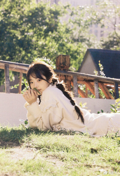 《In Autumn》
摄影：@南芝_
出镜：@跑跑酸奶 ​