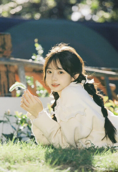 《In Autumn》
摄影：@南芝_
出镜：@跑跑酸奶 ​