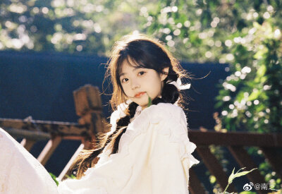 《In Autumn》
摄影：@南芝_
出镜：@跑跑酸奶 ​