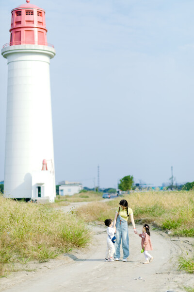 又是收获满满的一天
摄影：洪小漩
出镜：田田和菲比
又是收获满满的一天。
那天相见，田田总是重复这句话。在挑选心爱的奥特曼卡片时说，在午饭品尝店家赠送的儿童套餐时说，在回家途中和菲比一起拆礼物时说。
…